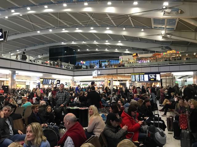 Det är kaos på flygplatsen Heathrow i London efter snöoväder.