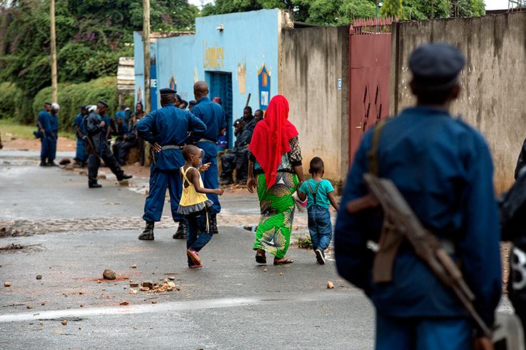 Polis patrolerar gatorna i Bujumbura där våldsamma gatuprotester rasade under våren 2015.
