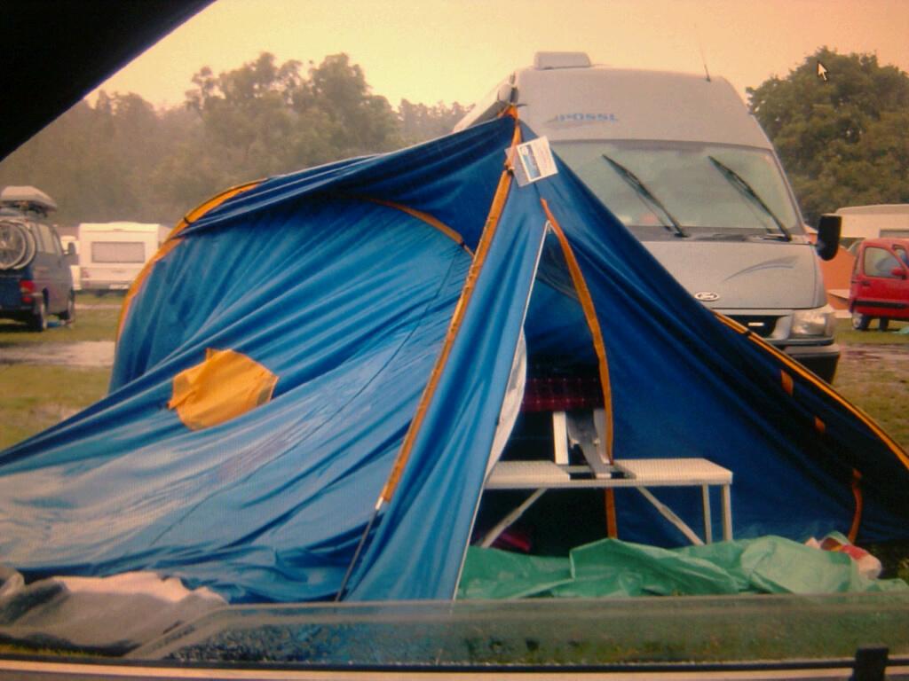 RASADE I REGNET  Stina Pallbo, 45, tog bilden på sitt tält när hon och en kompis campade med sina döttrar på en Bredängs camping utanför Stockholm.