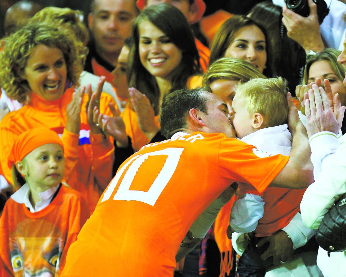 BARNLEK Holland krossade Frankrike och efteråt blev det stort barnkalas på planen. Flera spelare firade med sina barn. Här Wesley Sneijder med sonen Jessey.