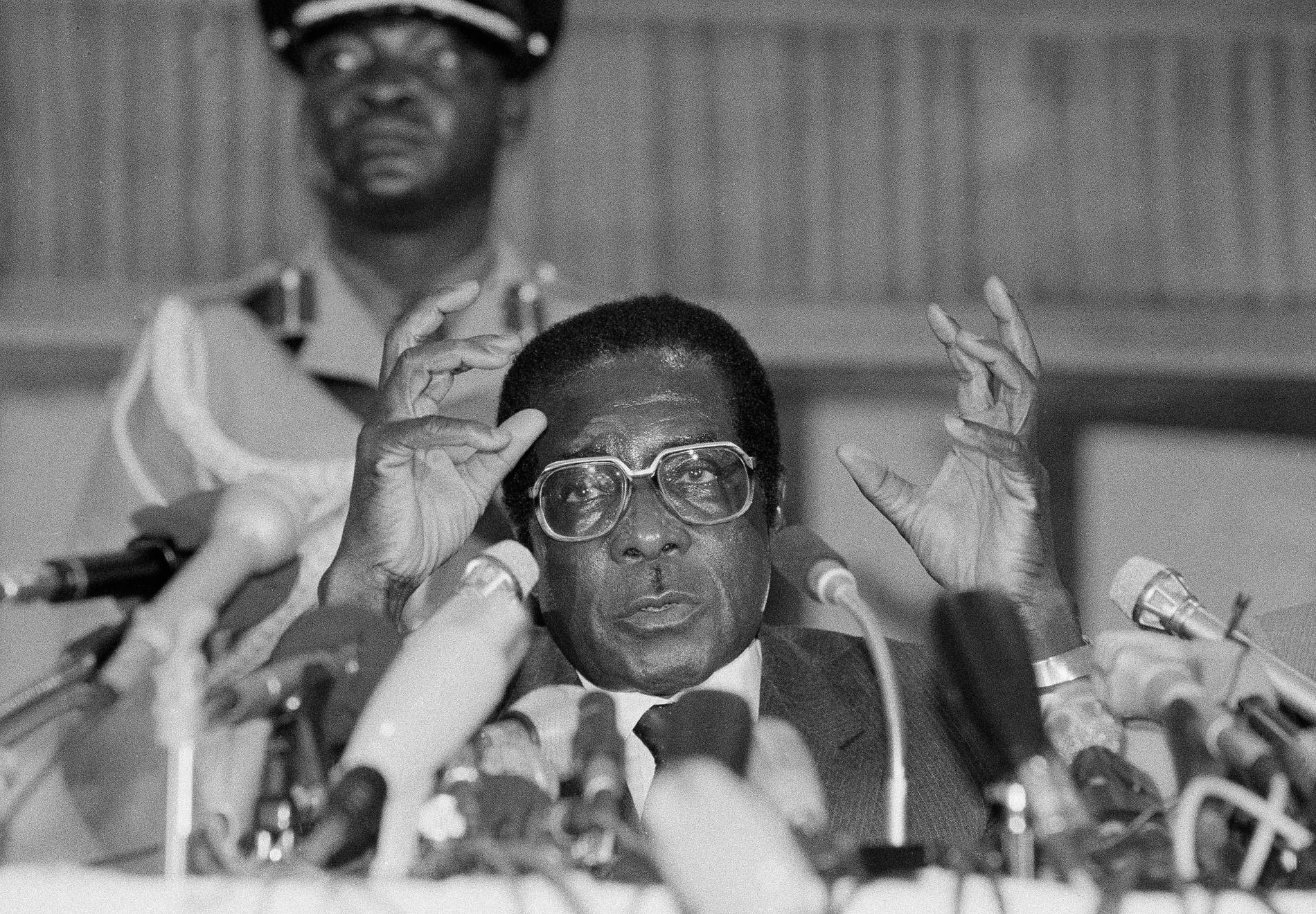 Robert Mugabe styrde Zimbabwe i 37 år. Med tiden beskrevs han alltmer som en ”diktator” och ”tyrann”.