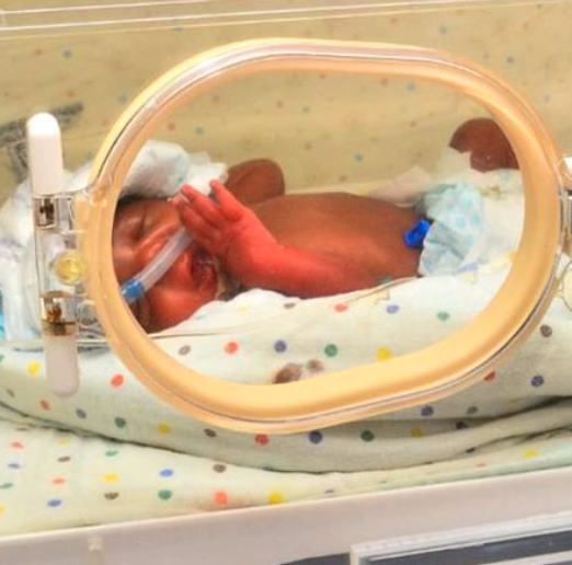 Tvillingarna föddes i vecka 31 och vårdas nu på neonatal.