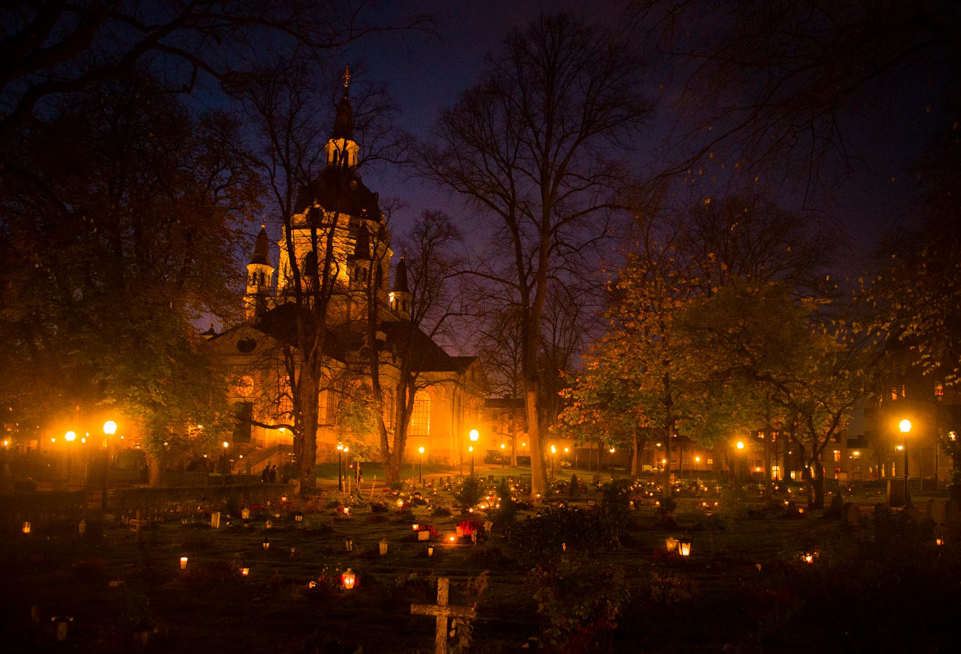 Allhelgonahelgen tänds ljus på landets kyrkogårdar. Här en bild från Katarina kyrkogård i Stockholm.