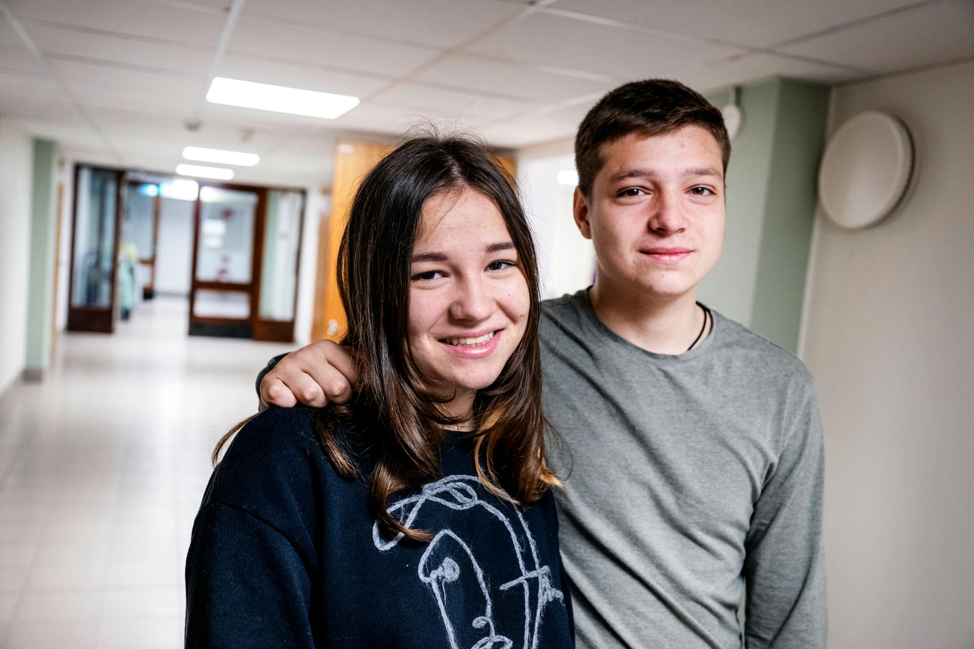 Syskonen Sofia och Dennis Bulich gick i åttonde respektive nionde klass i hemstaden Zjytomyr innan kriget stängde skolan. Nu får de undervisning i kommunkontoret i Norberg.