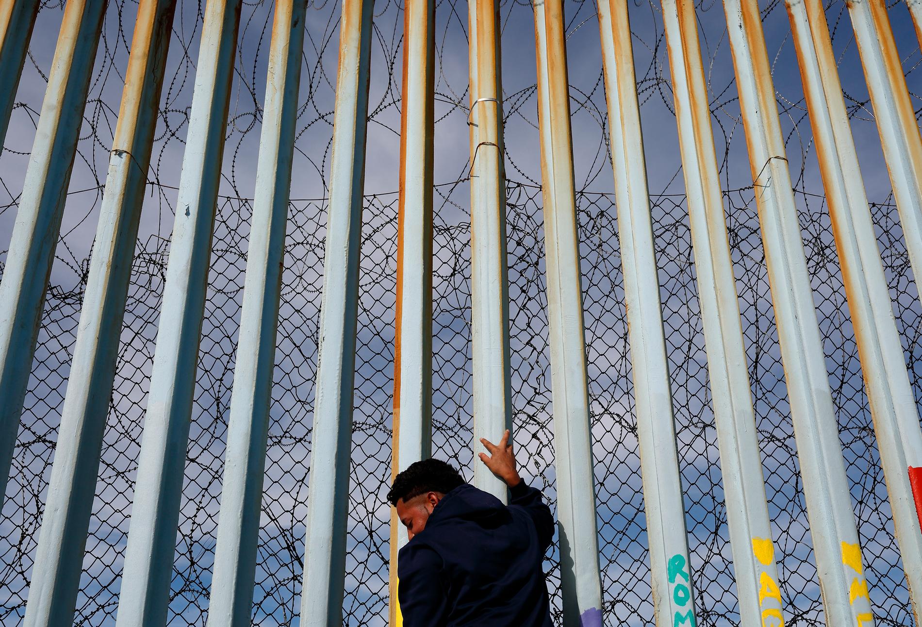 En man vid en mur i Tijuana, Mexico.