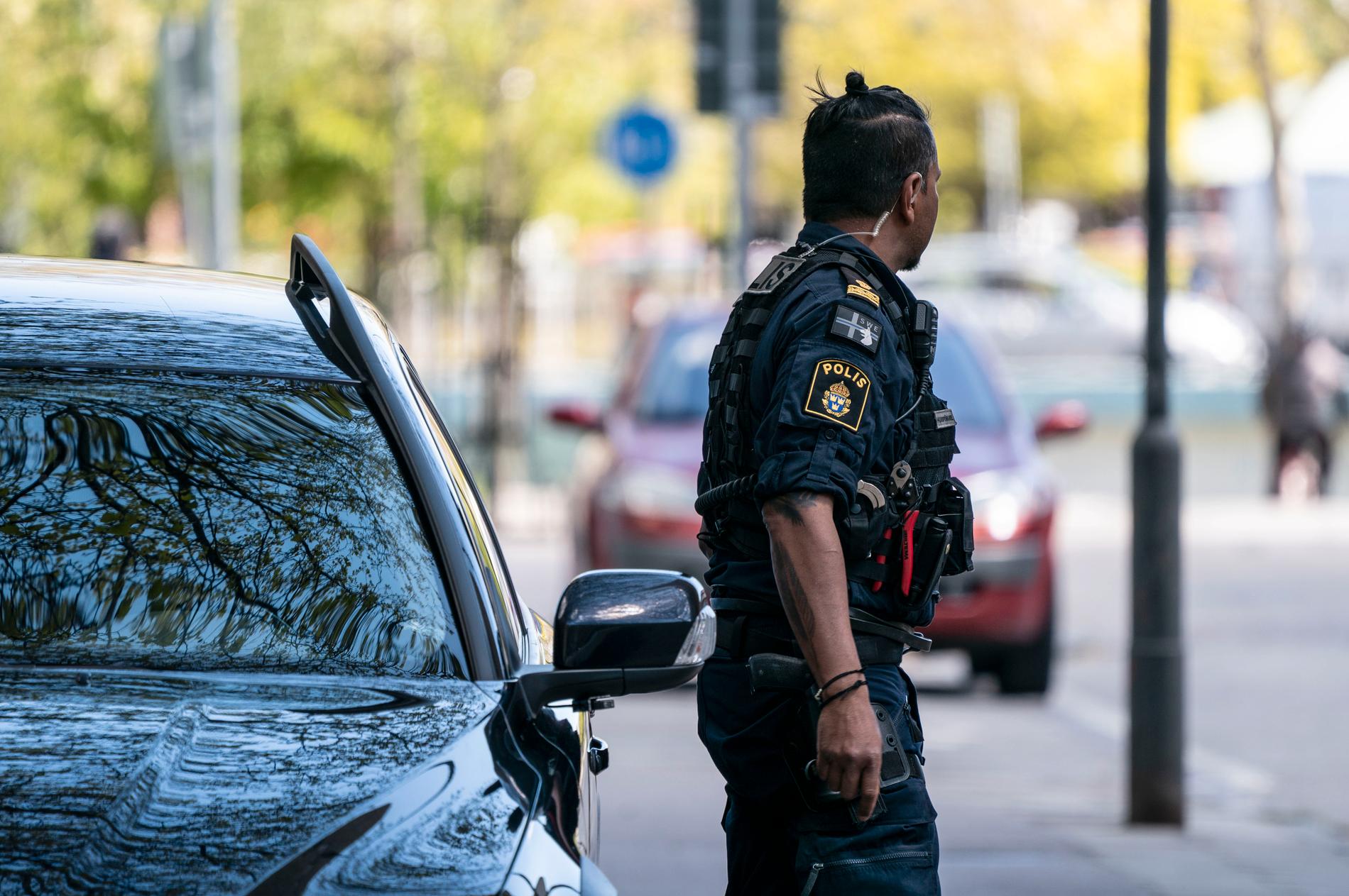 Fem personer har gripits efter ett misstänkt rån i stadsdelen Rosengård i Malmö.
