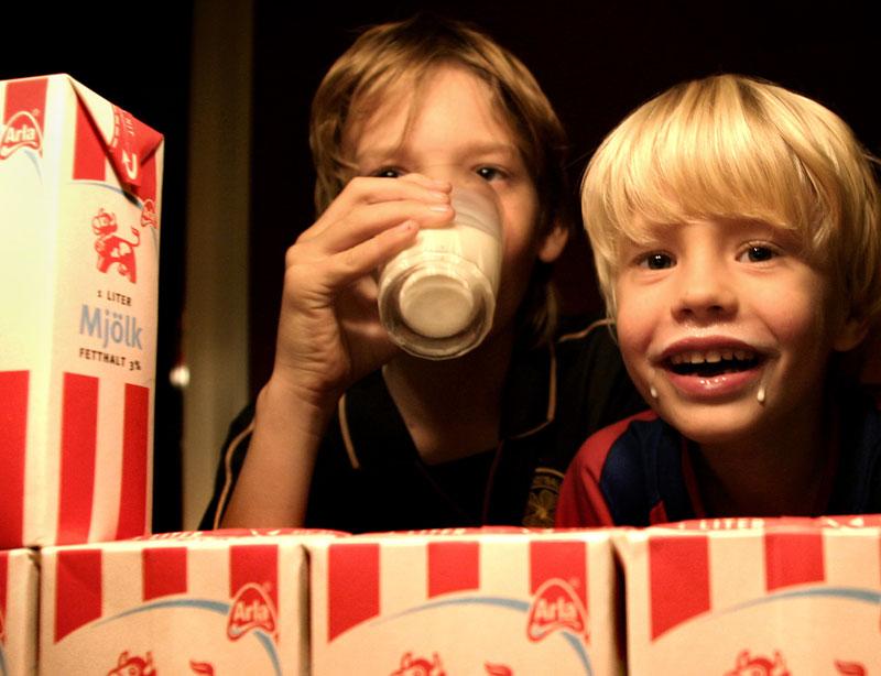 Barn som dricker standardmjölk väger mindre.