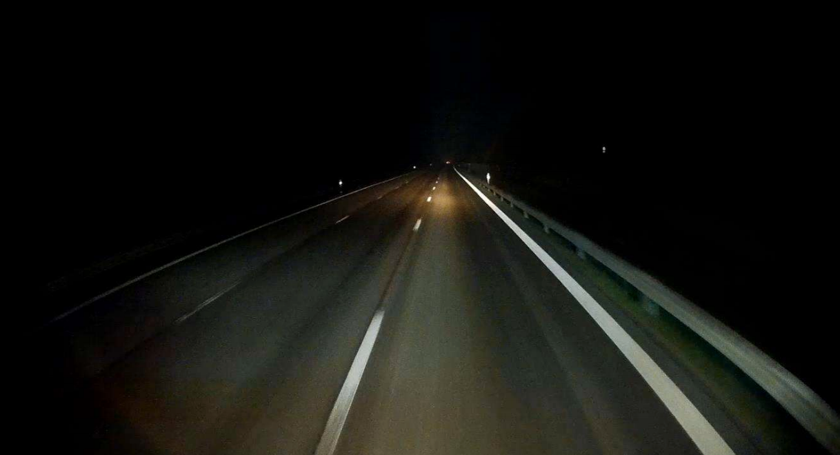 Kamerabilder från mannens lastbil visar hur mannen körde med helljuset påslaget i höger körfält på vägen. Enligt färskrivaren ska chauffören ha kört i 85 kilometer i timmen. 