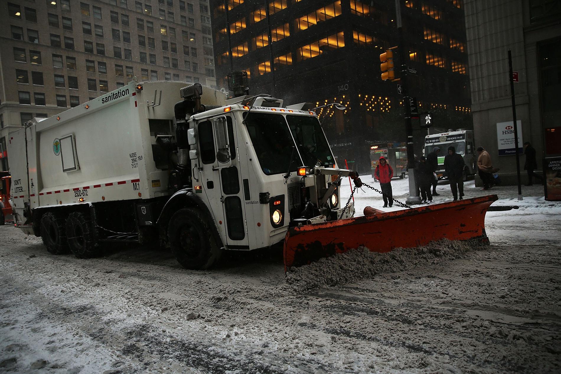 New York rustar för kaos. Drygt 1 800 plogbilar står redo att forsla bort den kommande snön.