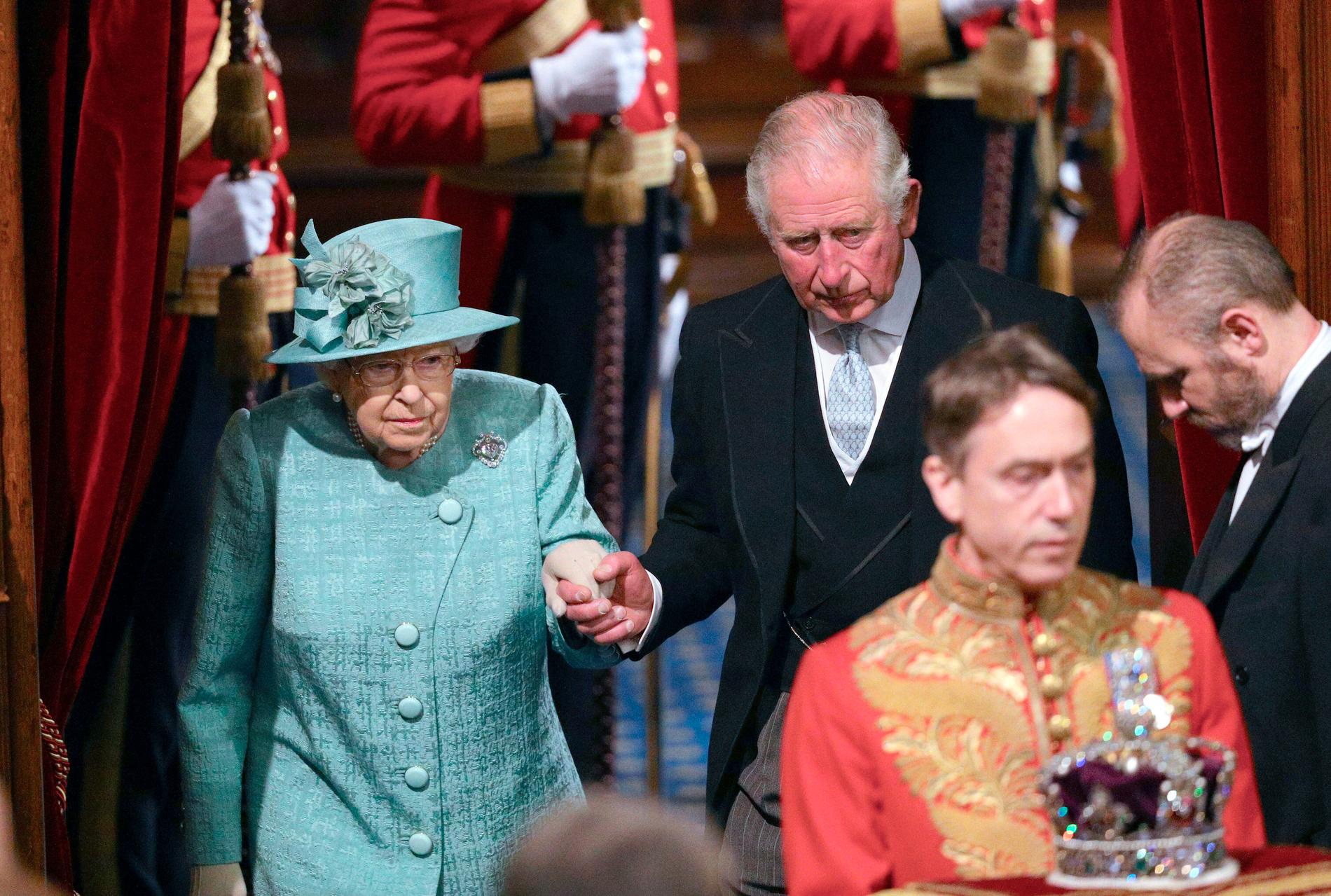 Drottning Elizabeth och prins Charles anländer till ceremonin.