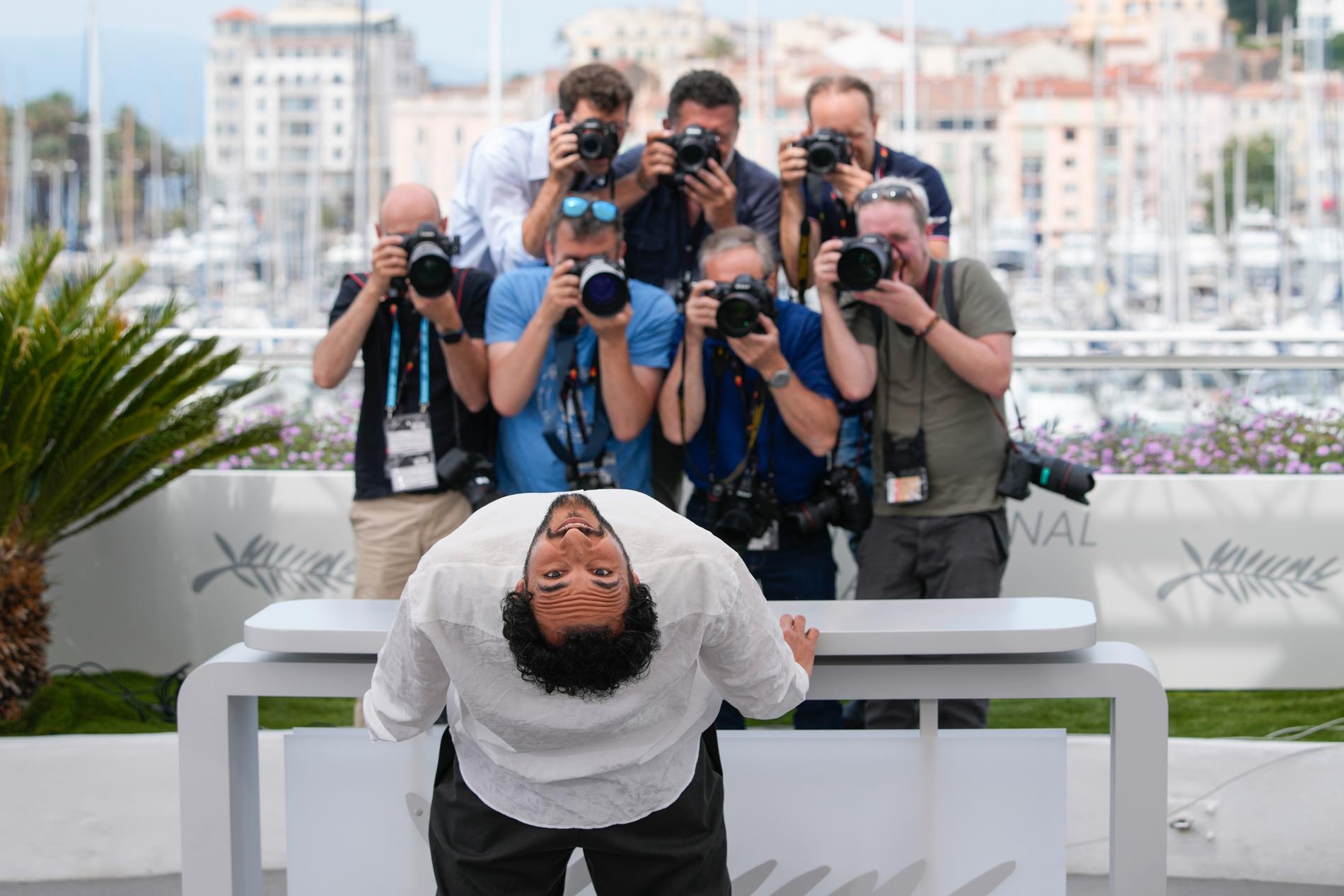 Ali Abbasi poserar för fotograferna inför premiärvisningen av "Holy spider" i Cannes.