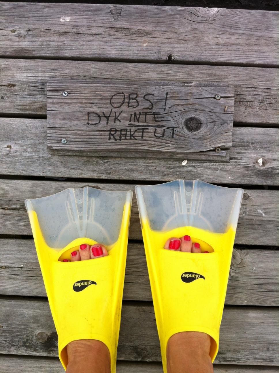 Underbar semester på landet i Enviken/Dalarna På bryggan vid båthuset sitter en omtänksam skylt :-)