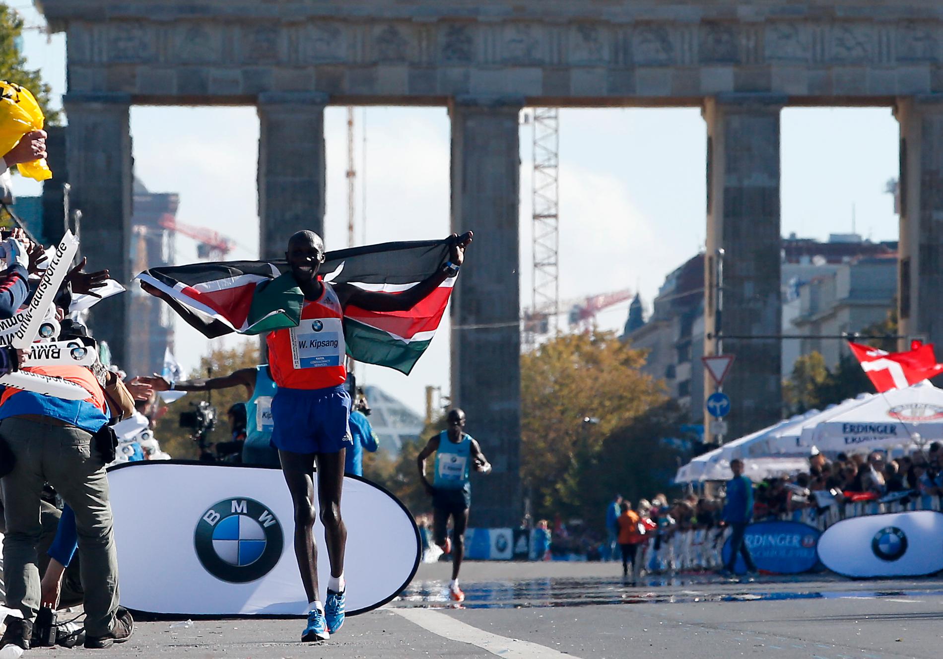 Wilson Kipsang firar segern i Berlin maraton 2013.