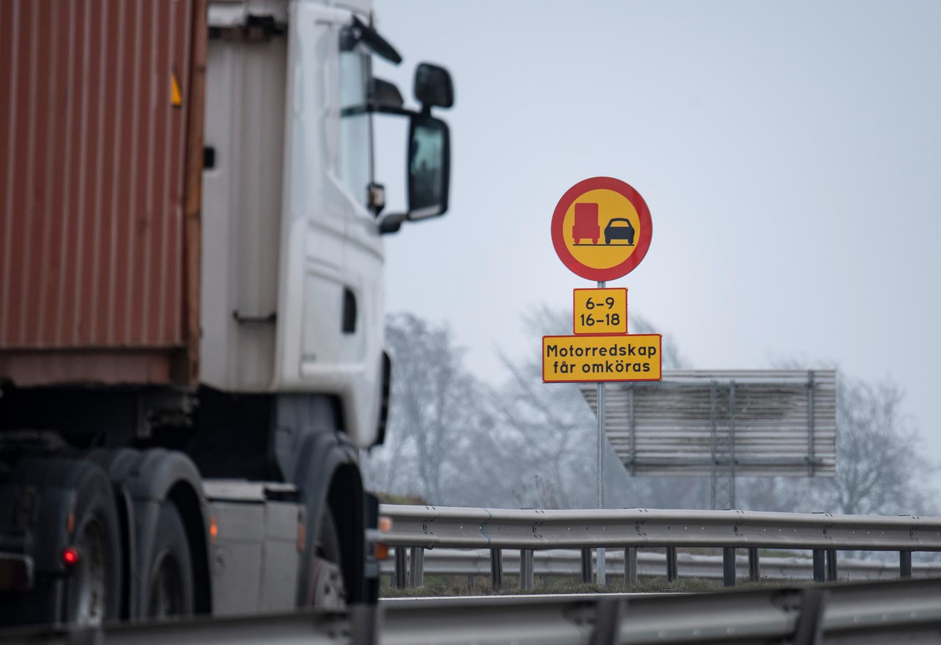 Nya regler för lastbilstrafiken i EU har länge skapat en intensiv debatt mellan unionens medlemsländer och politiker. Nu ska EU-parlamentet få säga sitt om frågan. Lastbilen på bilden har dock inget med texten att göra. Arkivfoto.