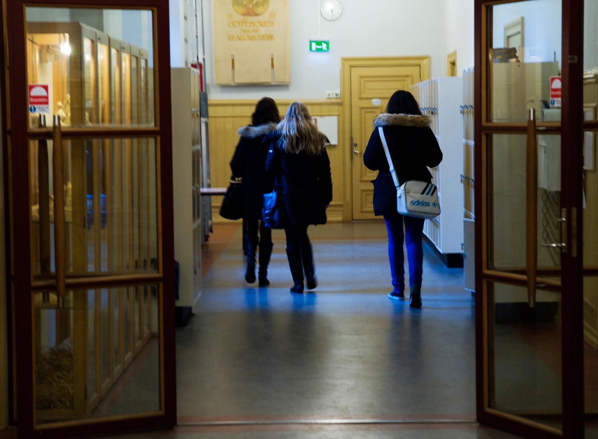 Avgångselever på en gymnasieskola i Växjö fick kränkande uppdrag under en så kallad skattjakt. Nu utreds fyra elever för sexuellt ofredande. Arkivbild