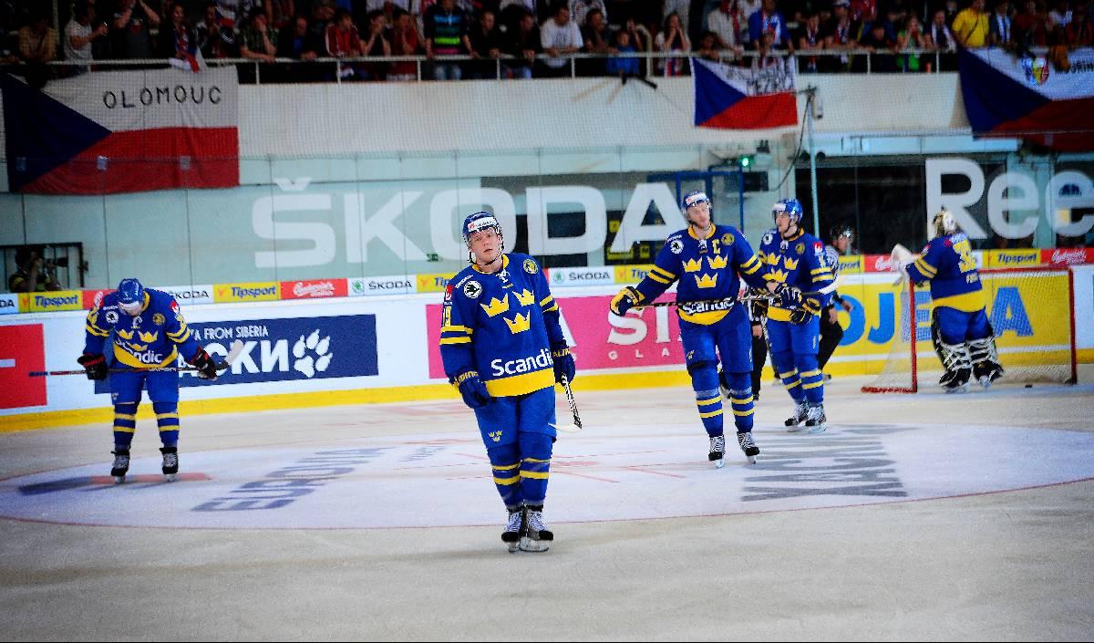 DEPPIGT, SVERIGE  Patrik Zackrisson och Tre Kronor deppar efter ännu en förlust i den tjeckiska delen av Euro Hockey Tour. Ryssland var numret större och vann till slut med 4–2.