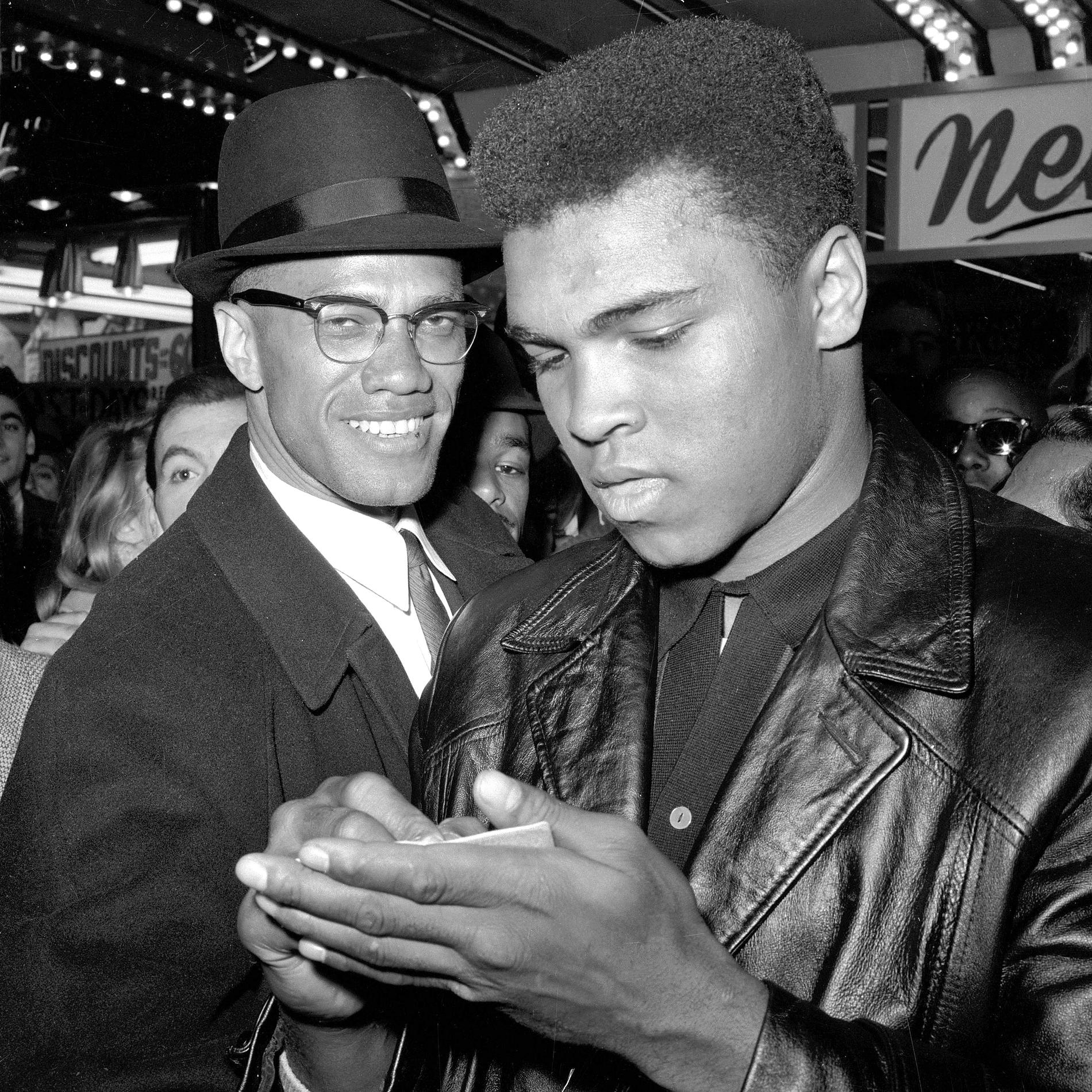 Malcolm X och världsmästaren Ali utanför Trans-Lux Newsreel Theater i New York 1 mars 1964. Några veckor tidigare har han konverterat till Islam.