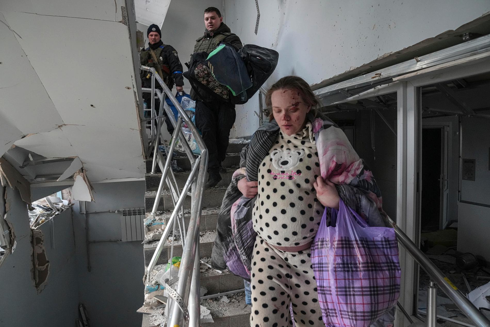 Skönhetsbloggaren Marianna Vishegirskaya flyr undan det bombade sjukhuset i Mariupol. Hon överlevde och födde dottern Veronika efter attacken. 