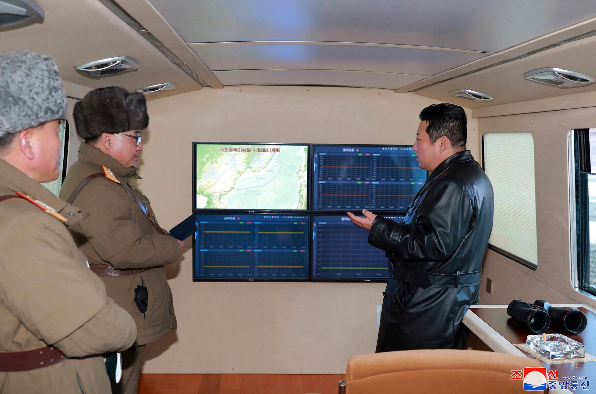 En bild som nordkoreanska myndigheter släppt visar hur diktatorn Kim Jong-un övervakar uppskjutningen av den senaste roboten. 