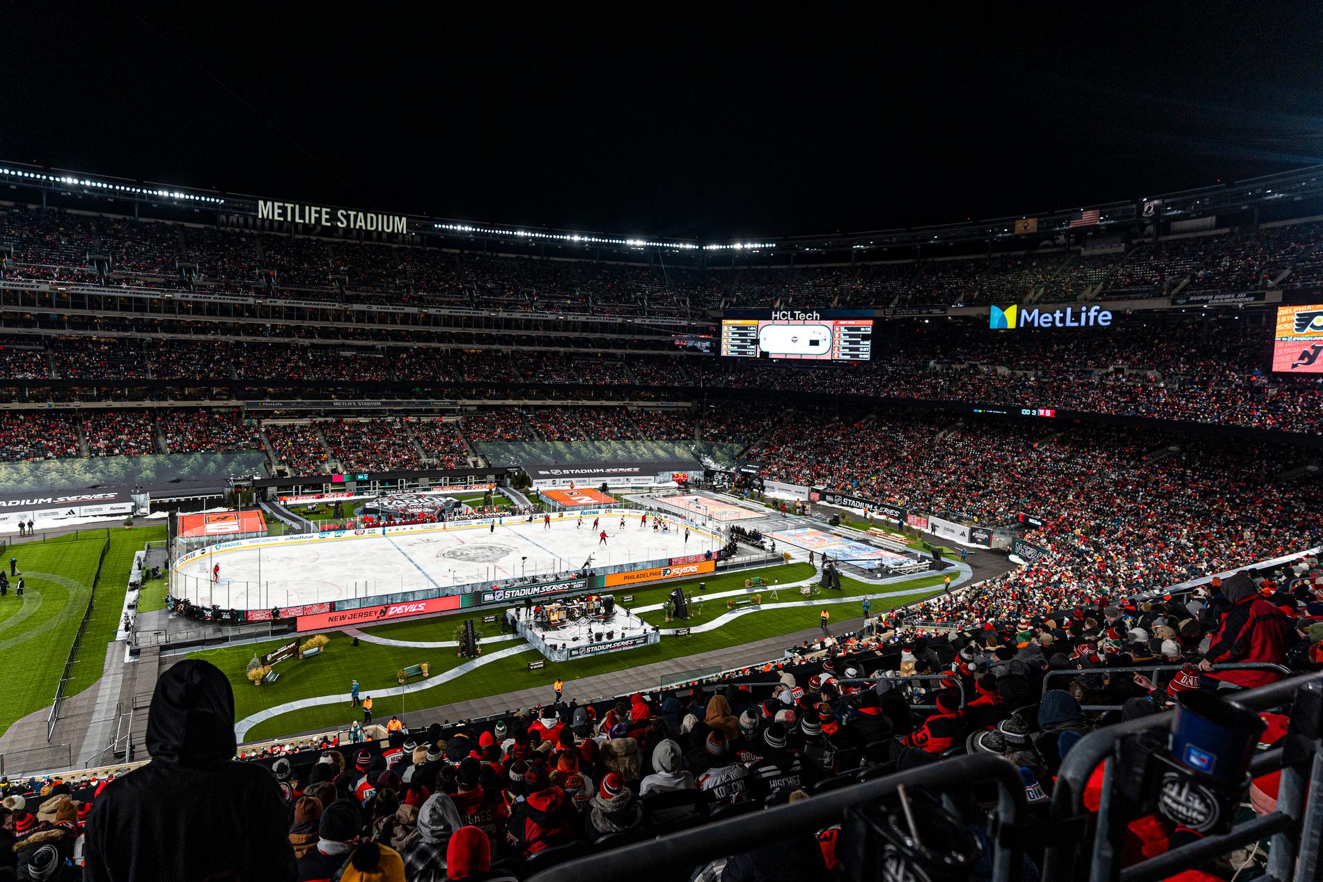 70 000 åskådare såg Devils–Flyers på Metlife Stadium