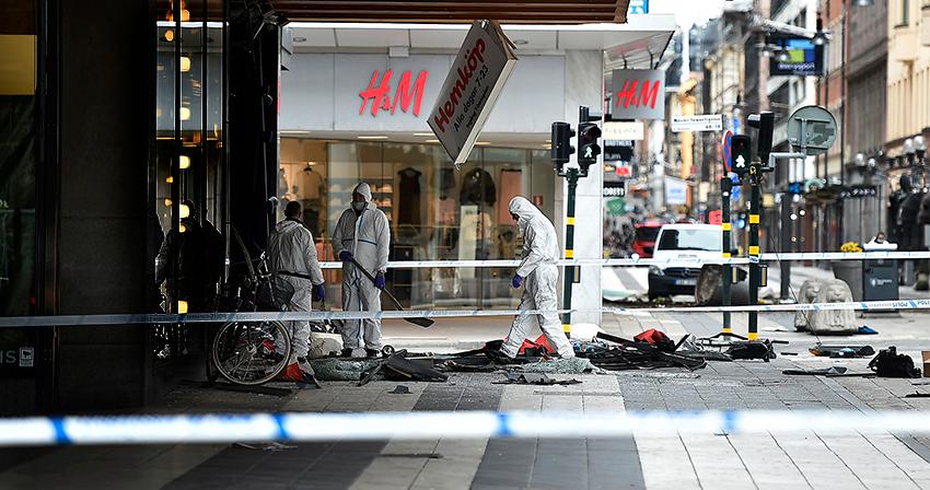 Polisens tekniker på Drottninggatan där fyra människor dödades 7 april.