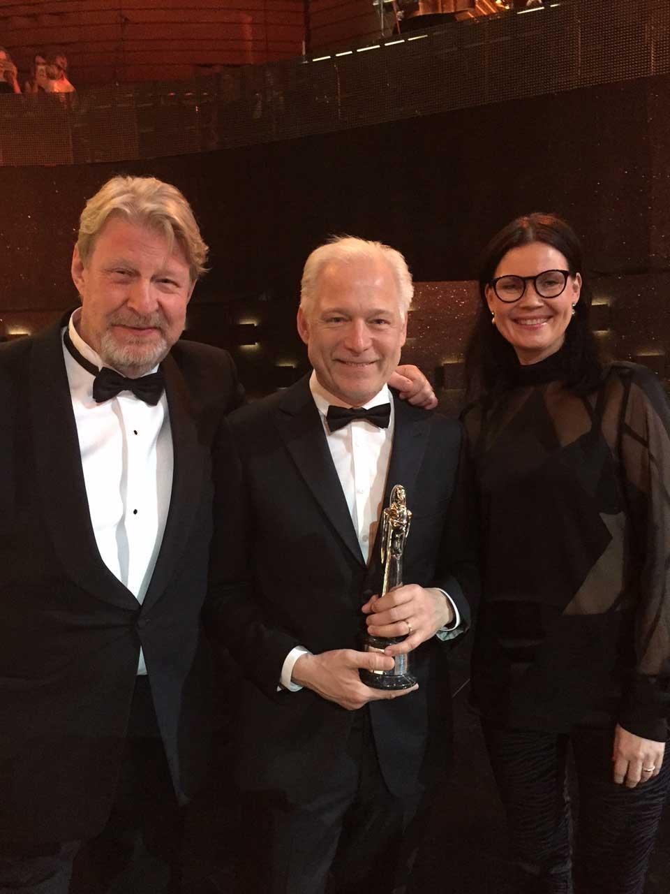 Rolf Lassgård (”Ove”), regissören Hannes Holm och producenten Annica Bellander tog emot priset i Polen.