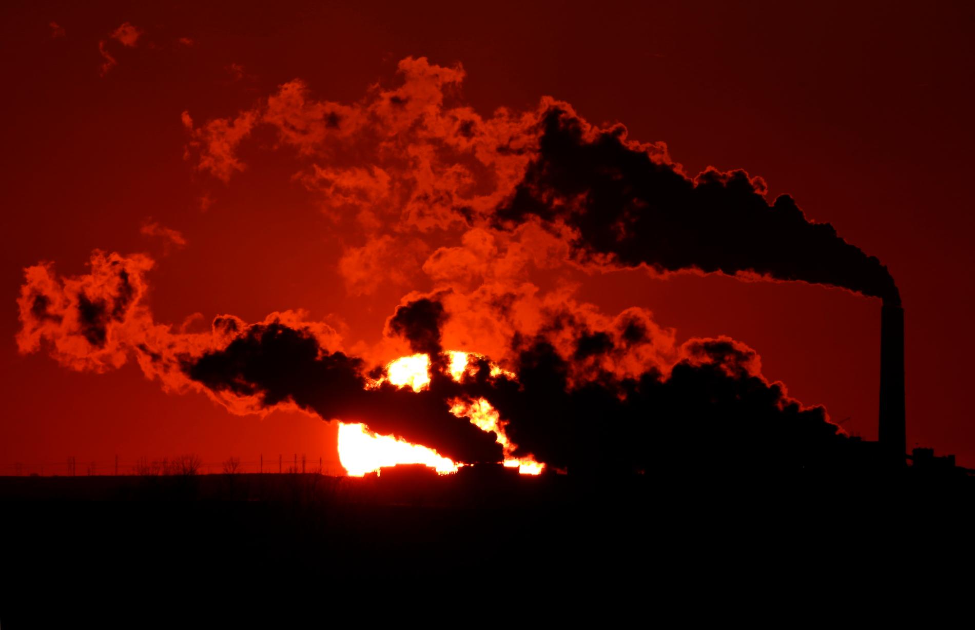 Röken stiger från ett kolkraftverk nära St. Marys i Kansas, USA: Förbränningen av kol står för 42 procent av de globala koldioxidutsläppen från fossila bränslen.