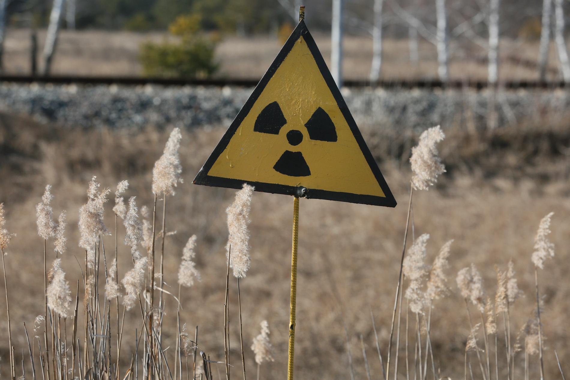 Varning för strålning utanför kärnkraftverket.