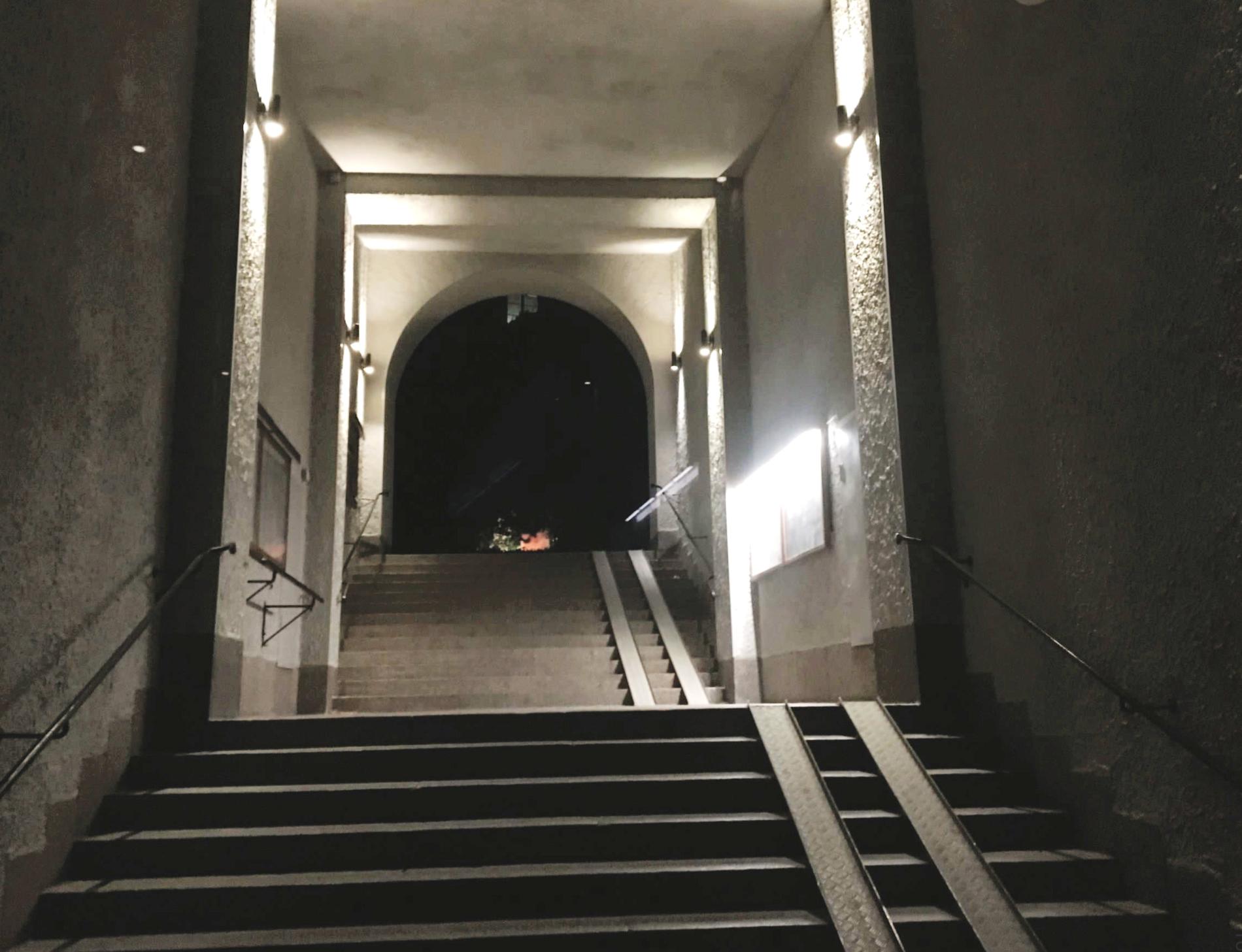 Här, i en trappa på Birger Jarlsgatan i Stockholm, skedde ett av klockrånen som nu klarats upp.