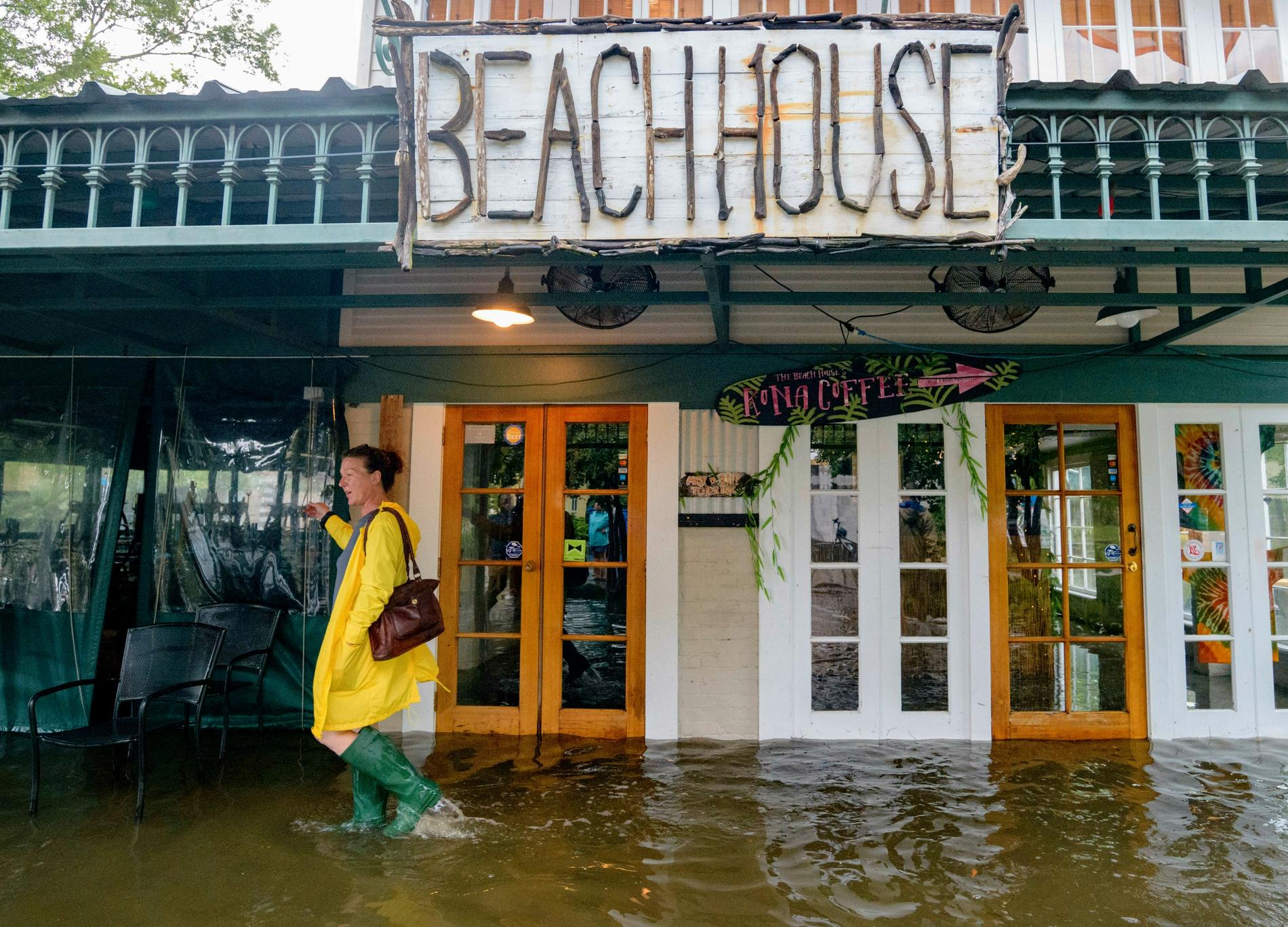 En strandrestaurang i den lilla staden Mandeville i Louisiana har översvämmats av regnmängderna till följd av ovädret Barry, som har uppgraderats till orkan.