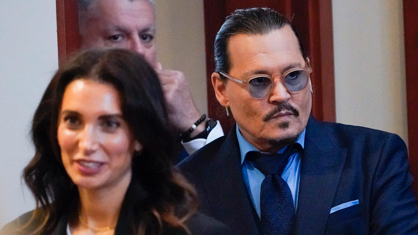 Johnny Depp anländer till rätten med sina advokater.