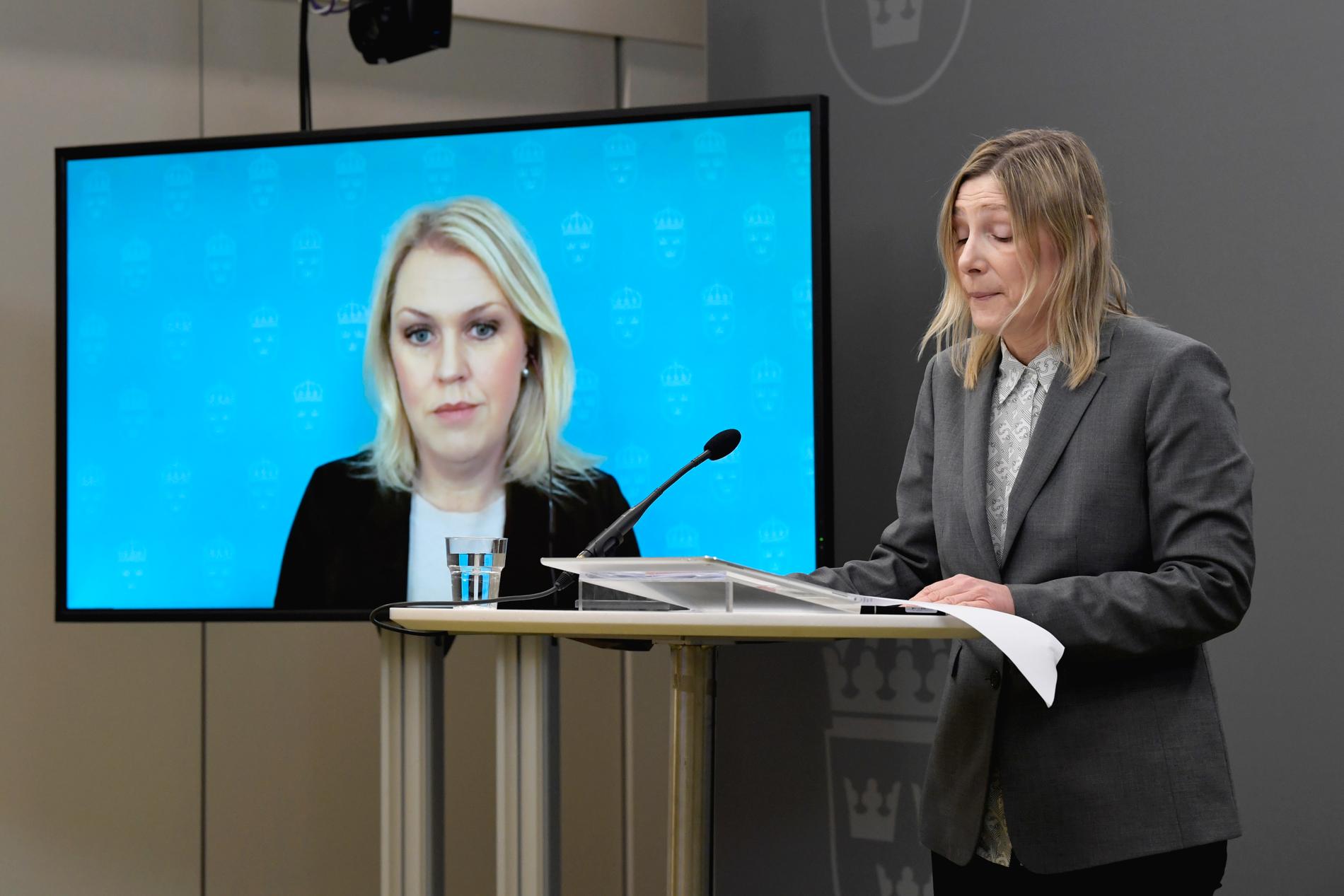 Socialminister Lena Hallengren (S) tar emot utredning om Lex Lilla hjärtat av bokstavsutredare Charlotte Lönnheim under en pressträff i Rosenbad.