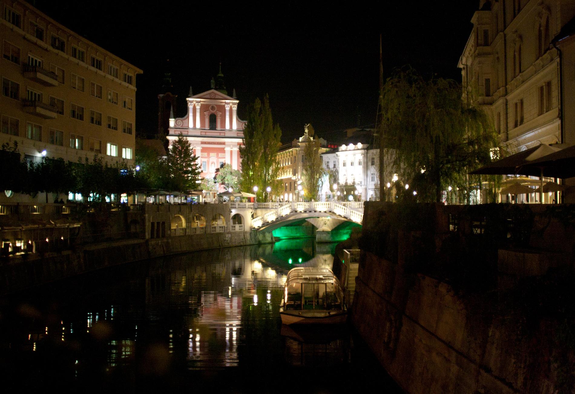 Slovenien Ljubljana i kvällsskrud. Vännerna blev förvånade över hur vackert uppbyggd staden var efter kriget och vill passa på att ge ett tips till alla nygifta: "Varför åka till Venedig eller Florens där det är så mycket folk, när man kan åka till en stad som lugna och makalöst vackra Ljubljana?" Här spenderade de sin överlägset lyxigaste natt. Den lilla Nissan fick snällt kliva åt sidan för ett fyrstjärnigt hotell med frukostbuffé - för 300 kronor var.