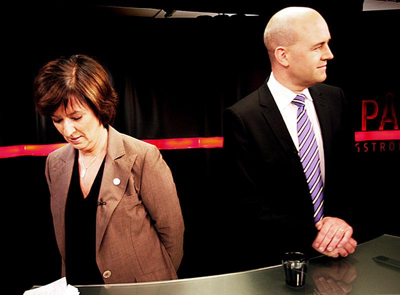 Nu är Piratpartiet ute efter Mona Sahlin (S) och Fredrik Reinfeldt (M). Skrällpartiet vill ha en vågmästarroll efter valet 2010.