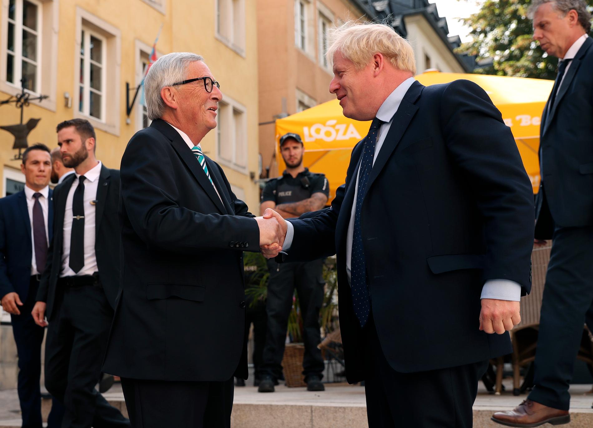 EU-kommissionens ordförande Jean-Claude Juncker skakar hand med Storbritanniens premiärminister Boris Johnson i Luxemburg.
