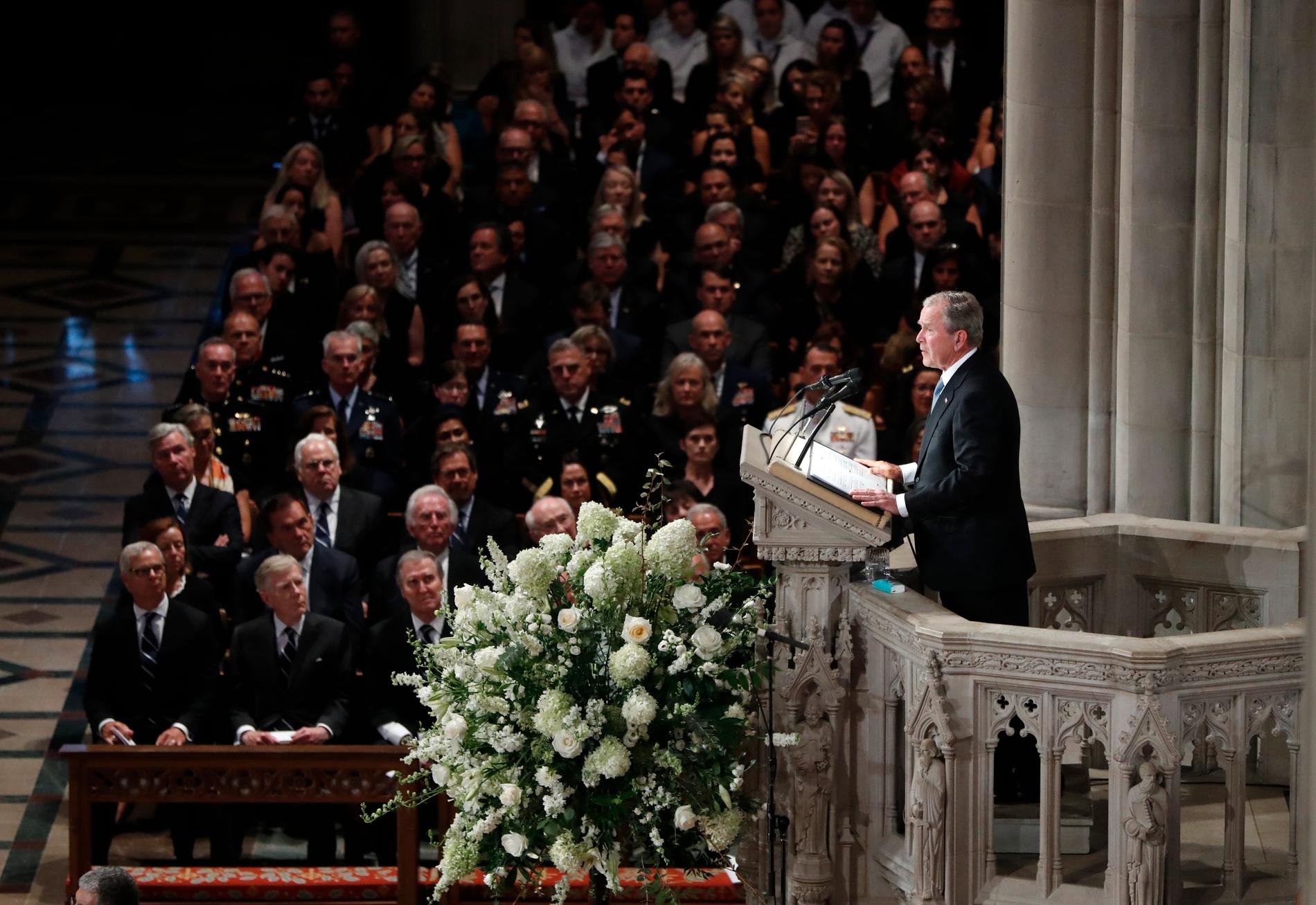George W Bush under minnesceremonin för John McCain. 