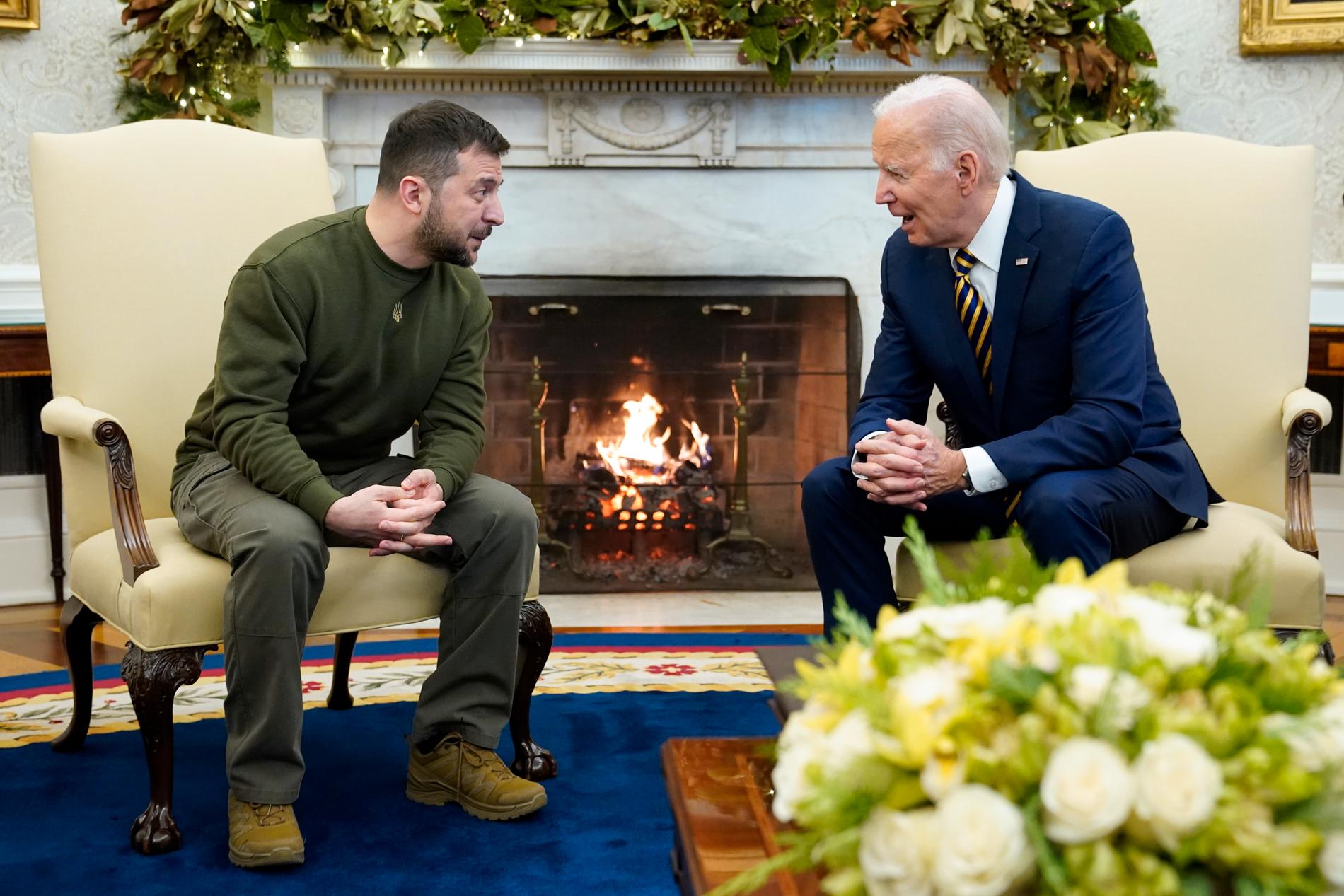 Joe Biden tar emot Volodymyr Zelenskyj i Vita huset.