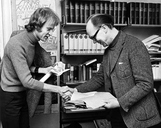 Aftonbladets litteraturpris 1974. Göran Hägg tar emot stipendiet av kulturchefen Karl Vennberg.