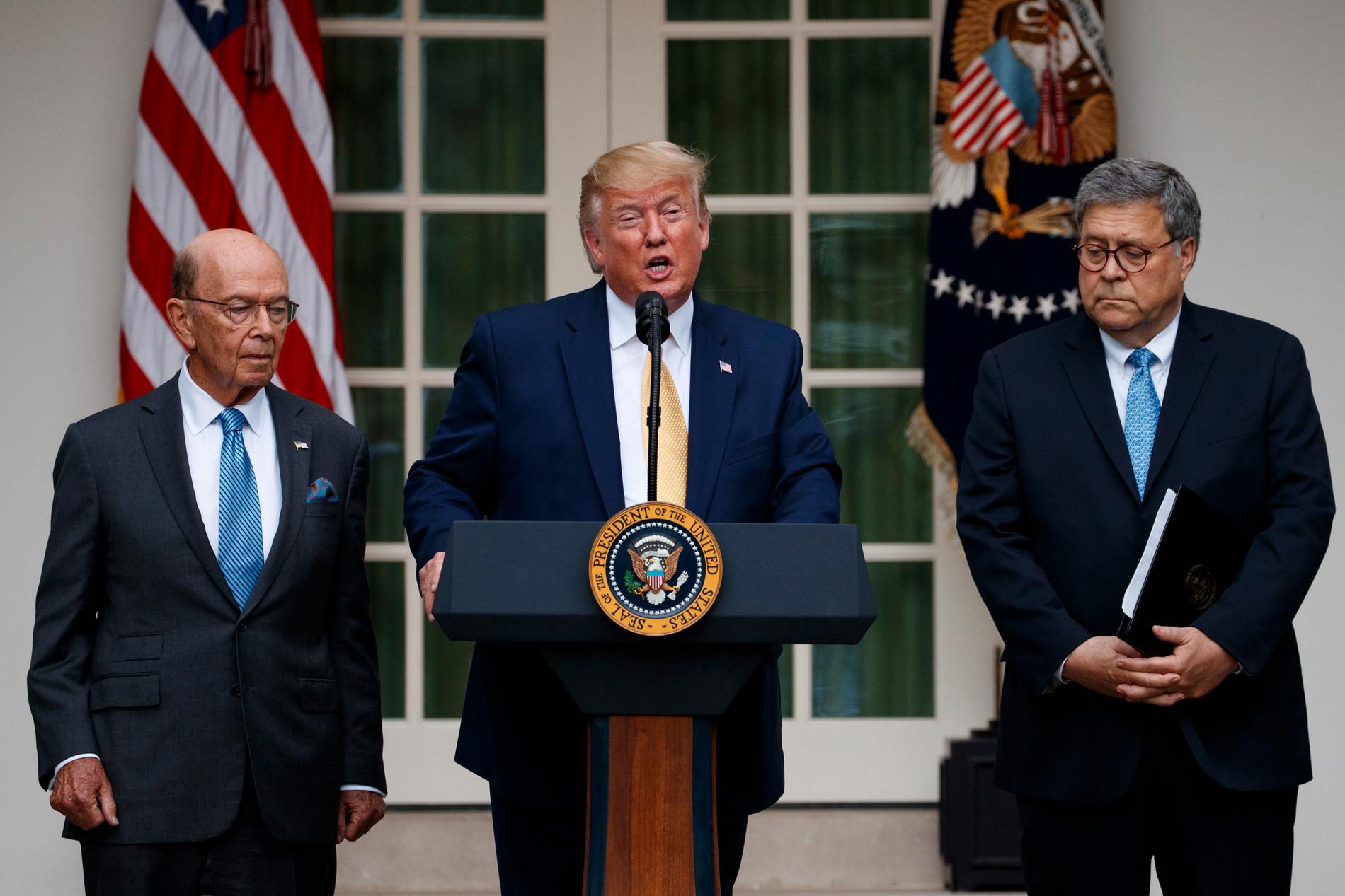 President Donald Trump, flankerad av handelsminister Wilbur Ross och justitieminister William Barr, utanför Vita huset på torsdagen.