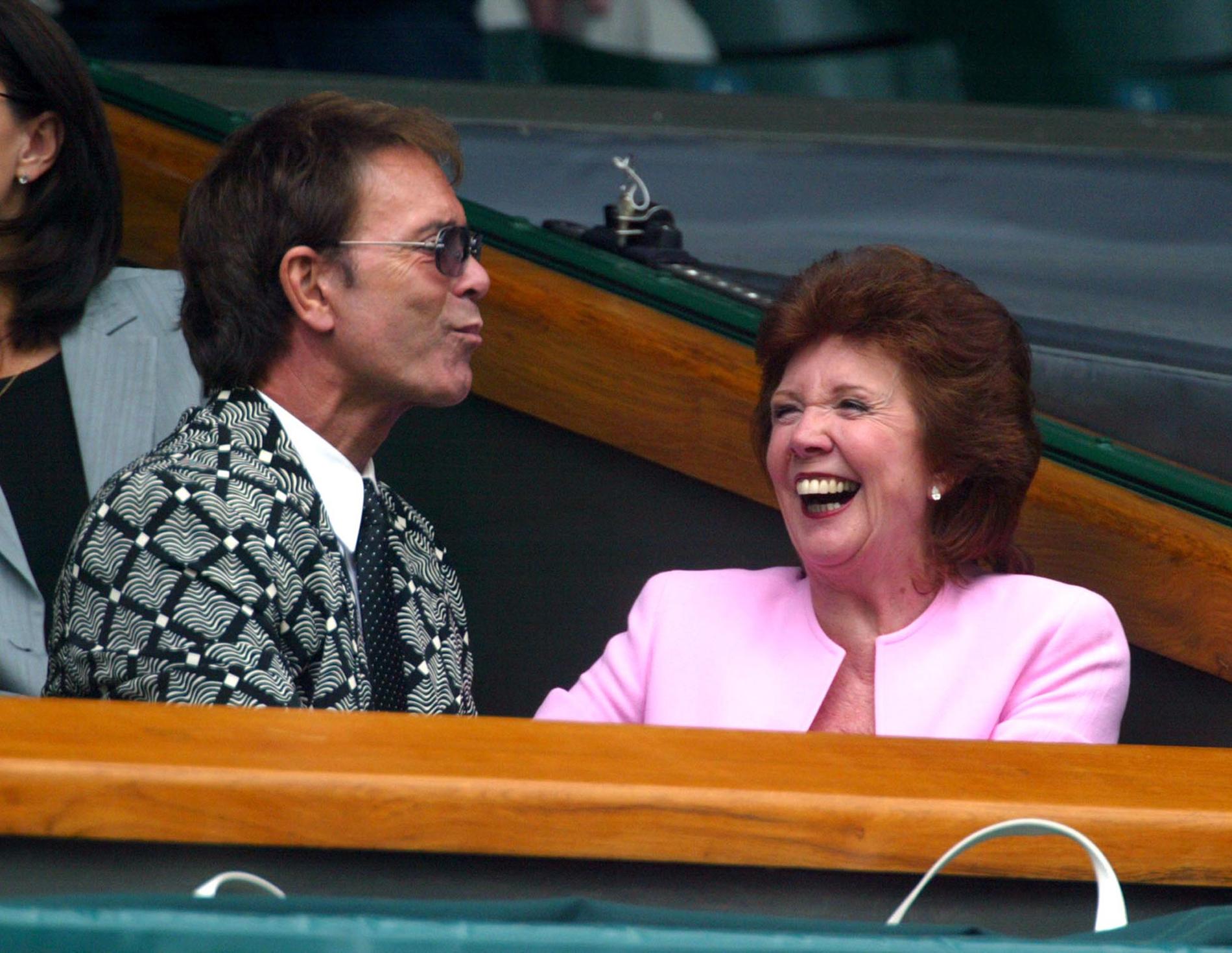 Cilla Black med Cliff Richards i den kunliga logen under Wimbledon-tennisen 2003.