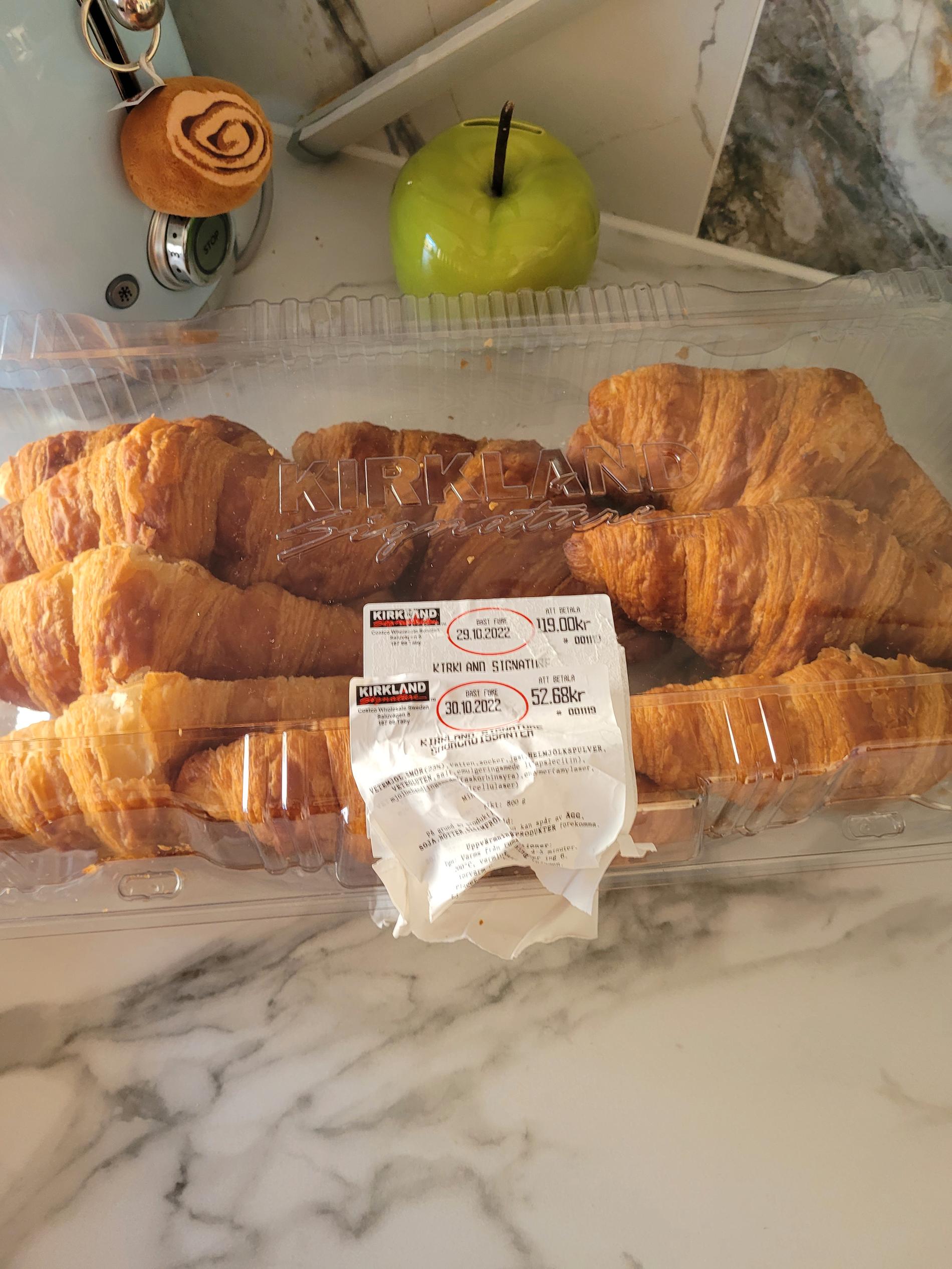 Douglas köpte ett paket croissanter som var ”näst intill oätliga”.