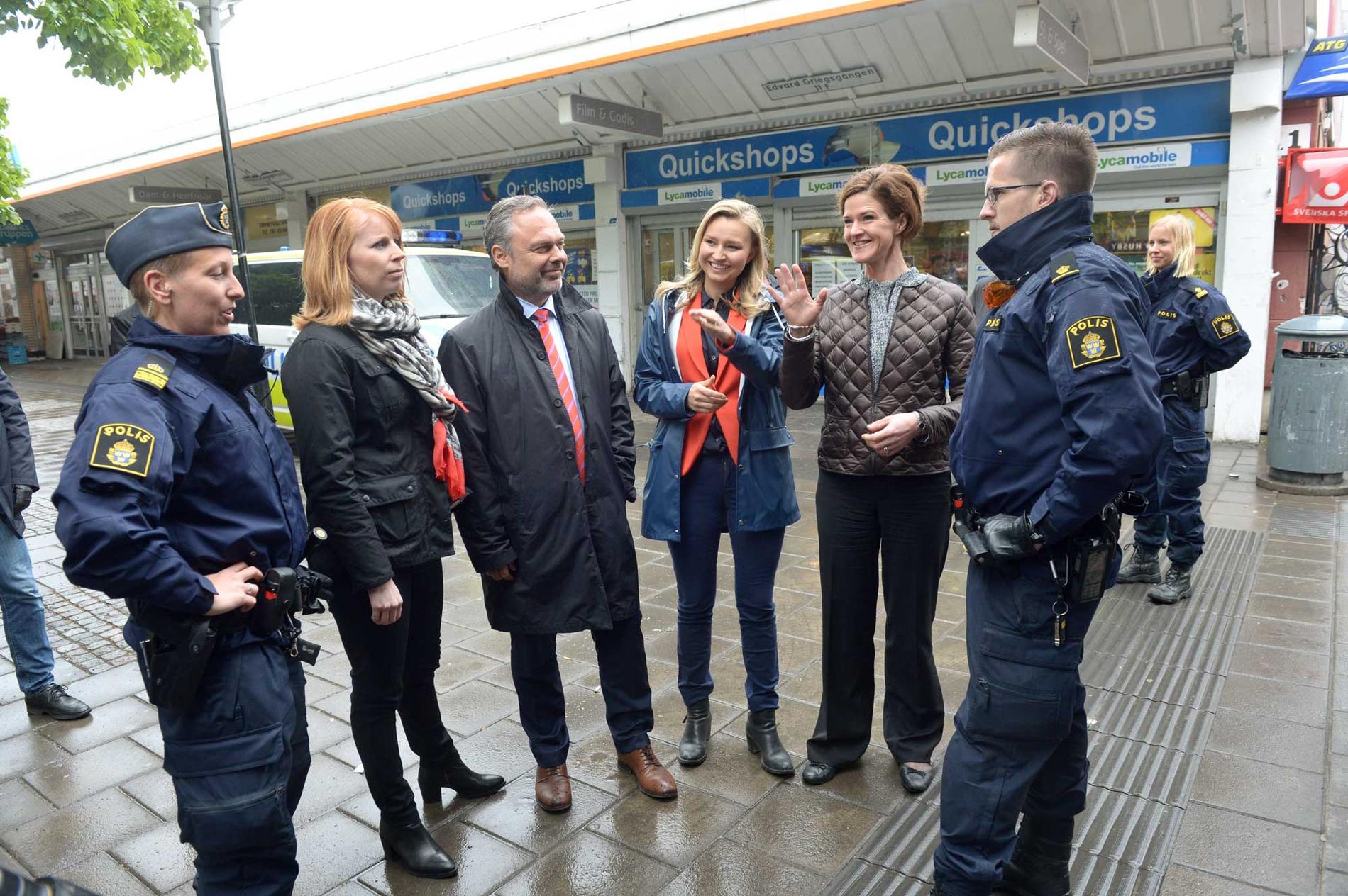 Alliansens partiledare Annie Lööf (C), Jan Björklund (L), Ebba Busch Thor (KD), och Anna Kinberg Batra (M) besökte Stockholmsförorten Husby.