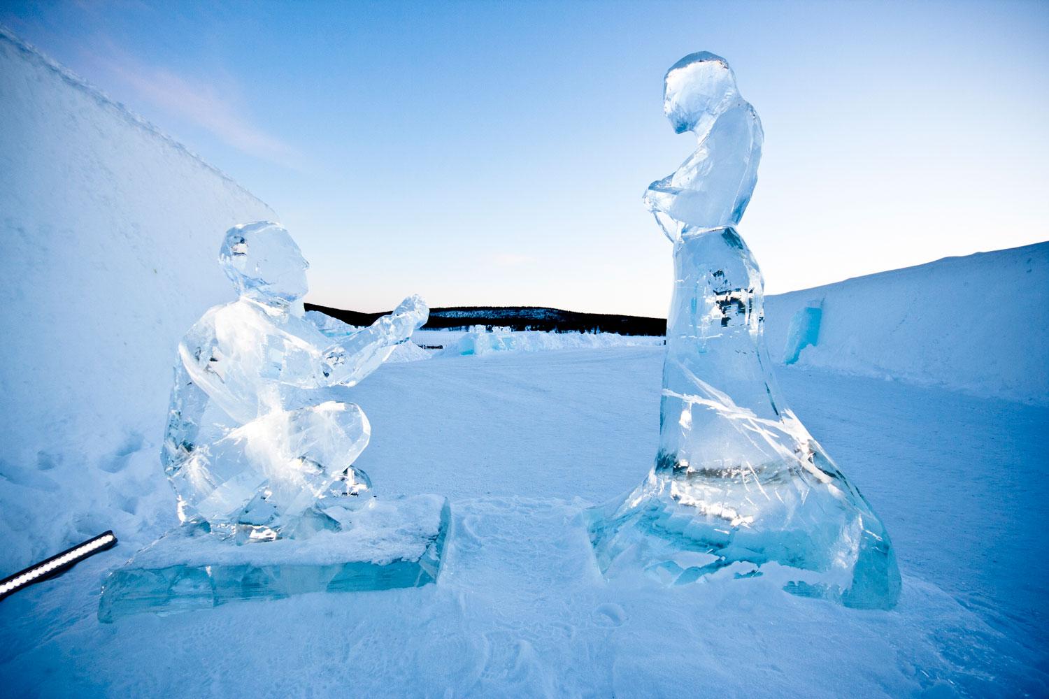 Att gifta sig i Jukkasjärvi är en dröm för många. Här konstnären AnnaSofia Måågs skulptur "Couple in ice".