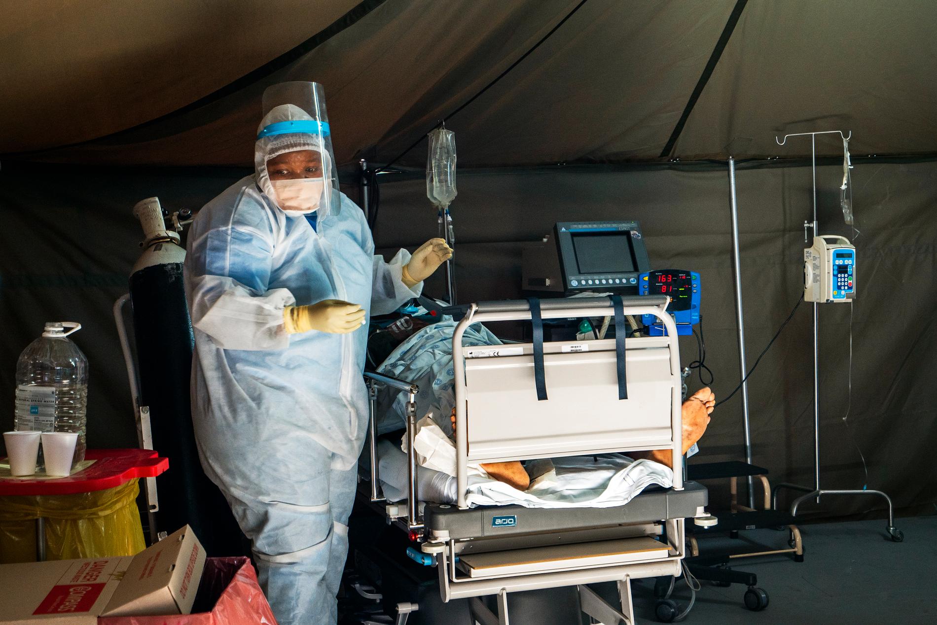 En coronapatient vårdas på ett sjukhus i huvudstaden Pretoria. Bilden är från i fredags.