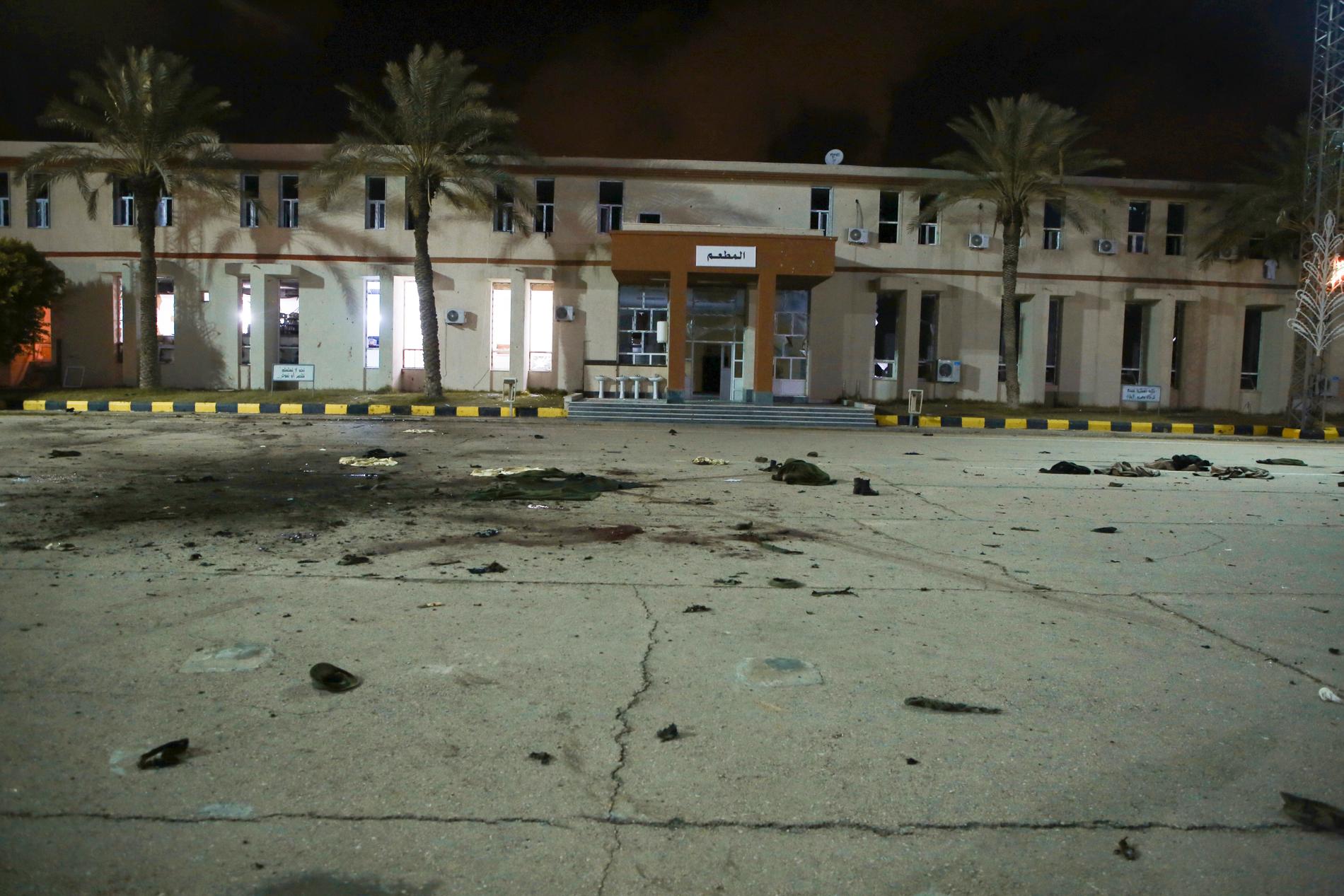 Kaoset i Libyen fortsätter. Bild tagen efter en flygräd mot en militärakademi i Tripoli i januari i år.