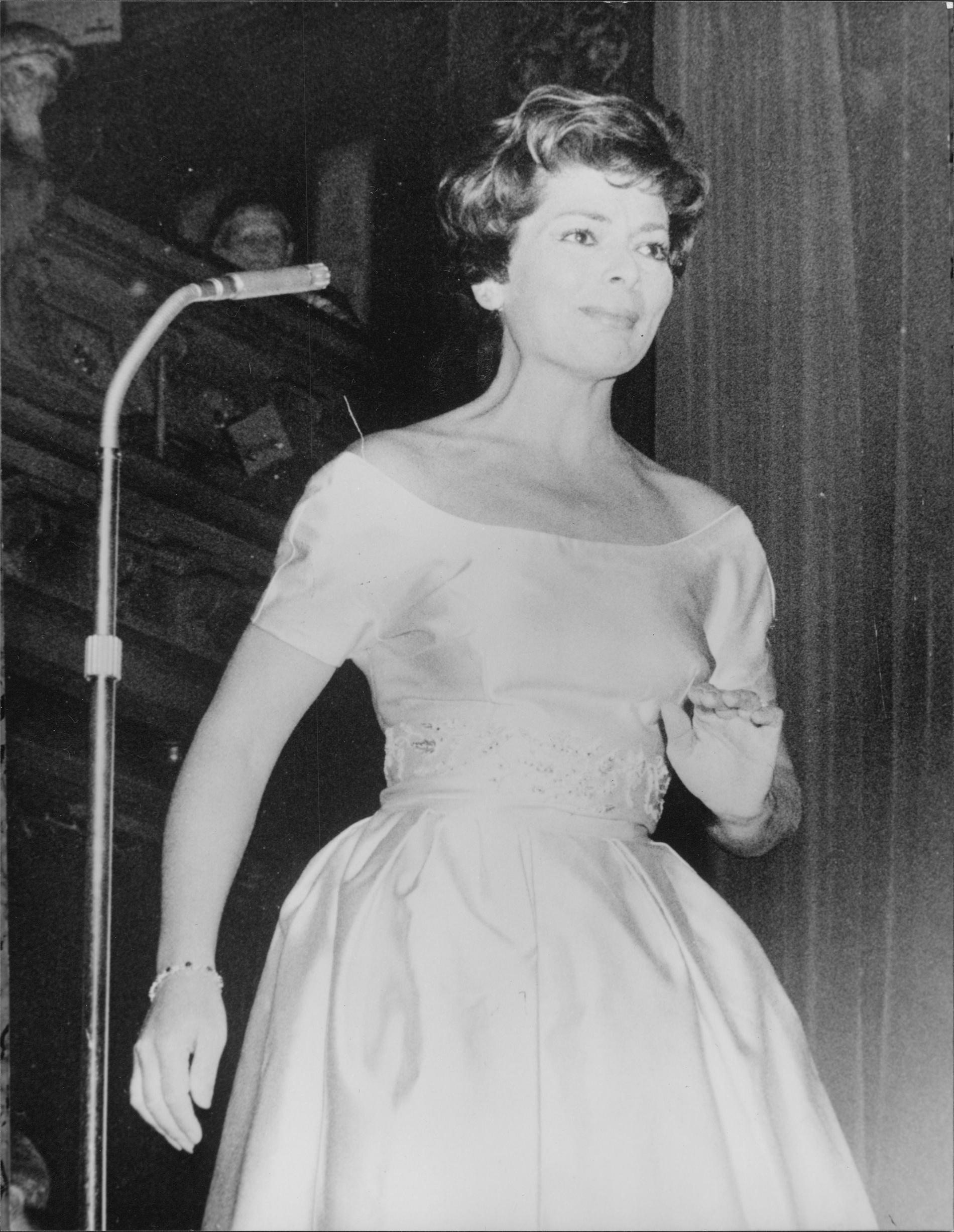 Lys Assia under ett uppträdande på Berns 1957.