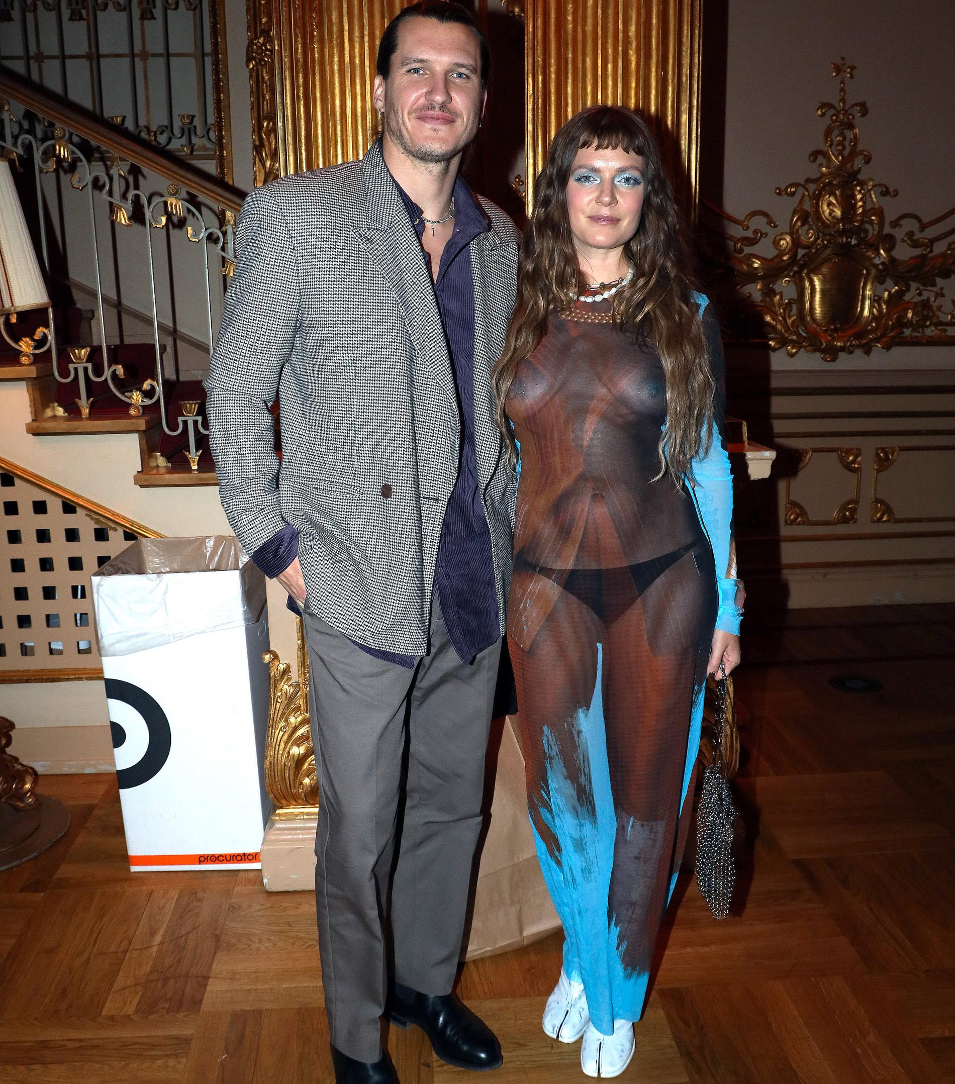 Tove Lo med maken Charlie Twaddle på galapremiär för filmen ”Utvandrarna”.