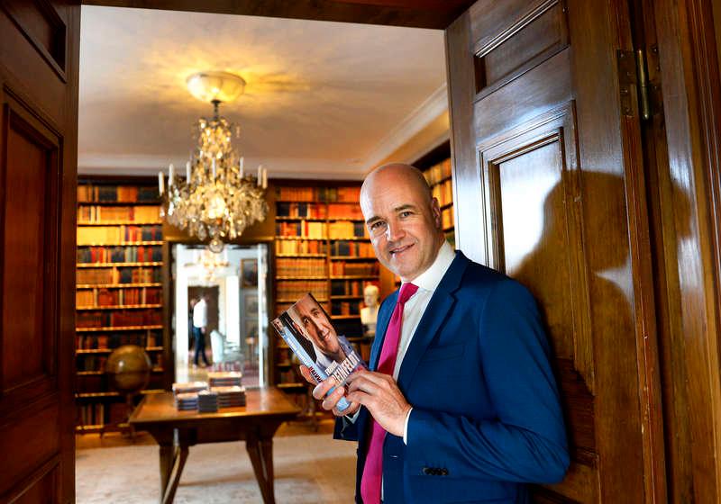 Före detta statsministern Fredrik Reinfeldt (M) med sin bok ”Halvvägs”.