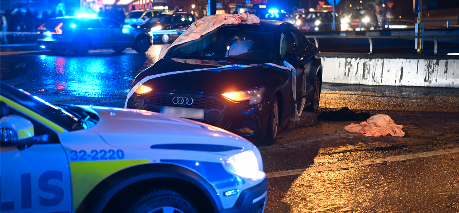 I fredags kväll kraschade en bil som jagades av polisen.  I bilen hittades automatvapen. Tre personer greps – två av dem  pojkar i nedre tonåren. 