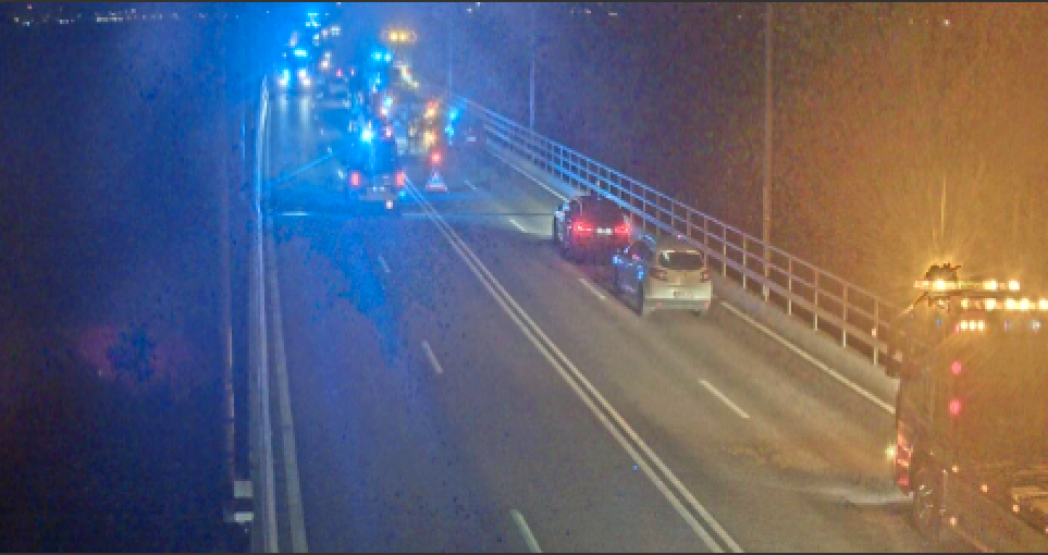 På bilder från trafikkameror syns ett stort blåljuspådrag på bron. 
